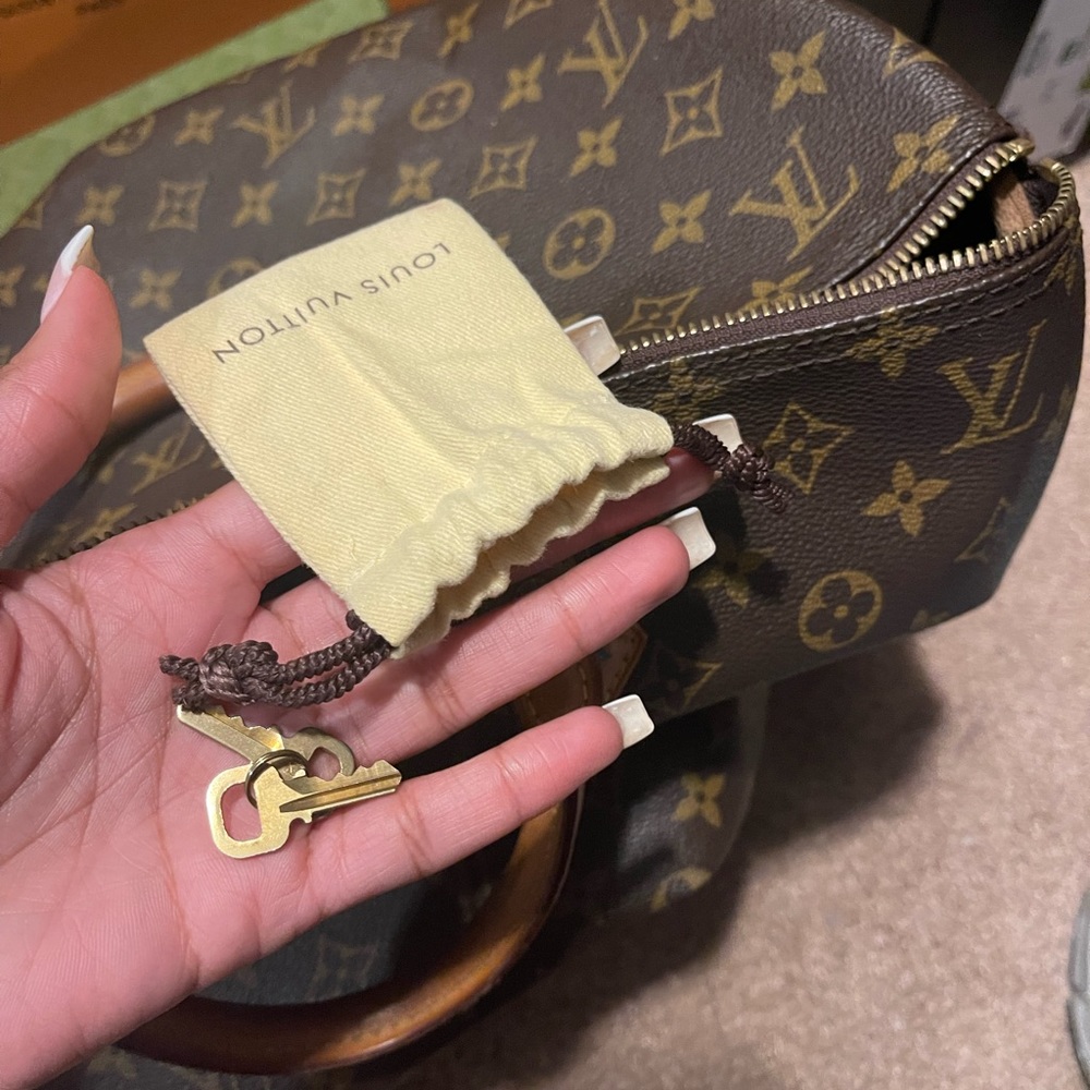 Louis Vuitton Canvas Speedy 35 (largest) - Picture 4 of 8